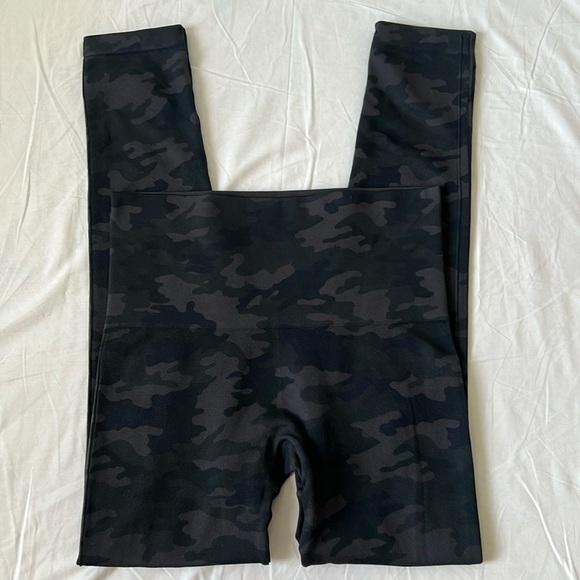 SPANX LOOK AT ME NOW BLACK CAMO LEGGING Size M - Picture 6 of 14